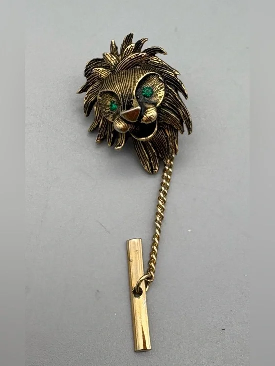 Vtg Lion's Head Animal Tie Tack Lapel Pin Gold Tone Green Eyes - Picture 1 of 2